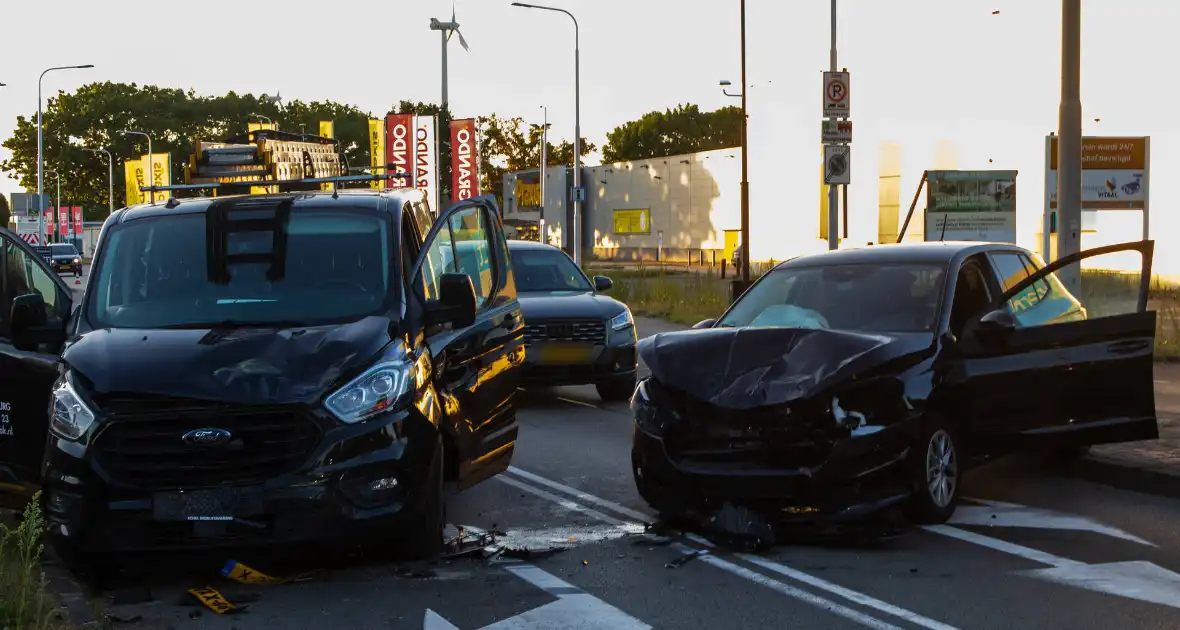 Ongeval met DHL-bus leidt tot botsing met meerdere voertuigen - Foto 3