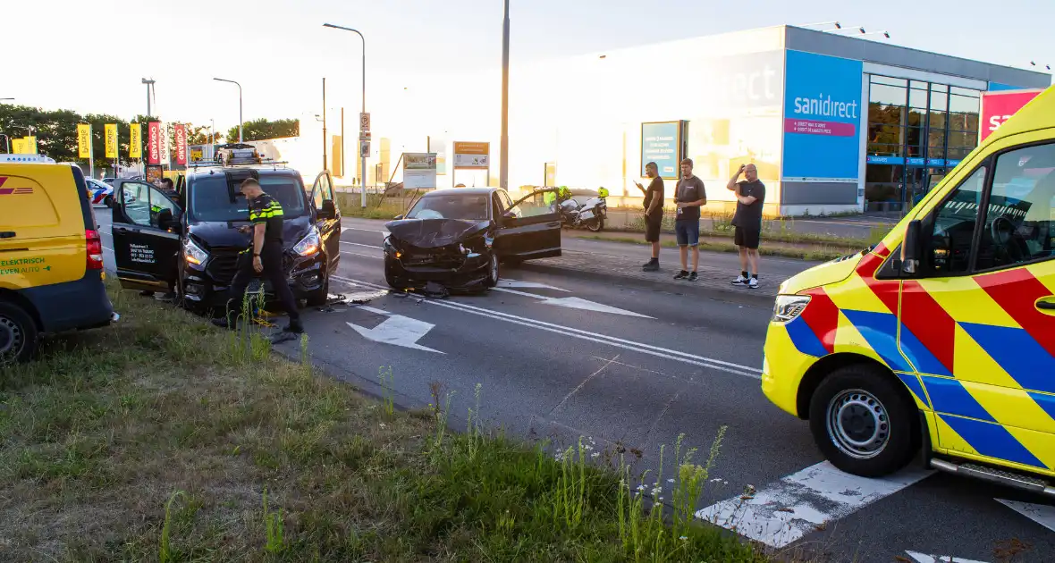 Ongeval met DHL-bus leidt tot botsing met meerdere voertuigen - Foto 4