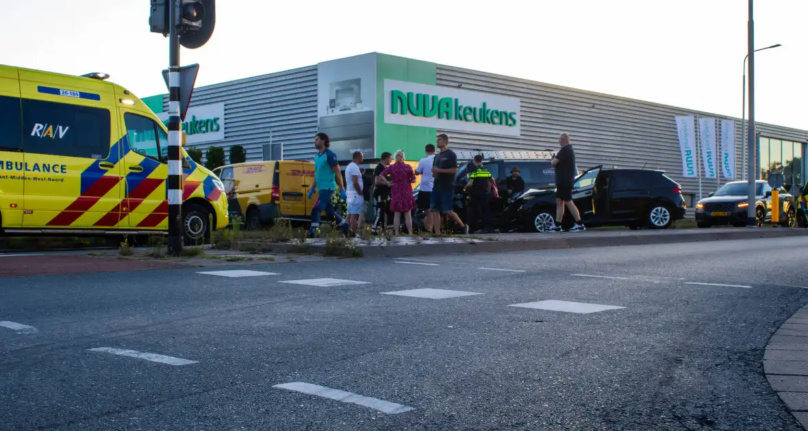Ongeval met DHL-bus leidt tot botsing met meerdere voertuigen - Foto 5
