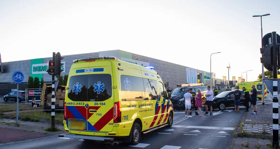 Ongeval met DHL-bus leidt tot botsing met meerdere voertuigen - Foto 6