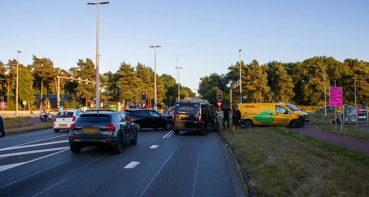 Ongeval met DHL-bus leidt tot botsing met meerdere voertuigen - Foto 8