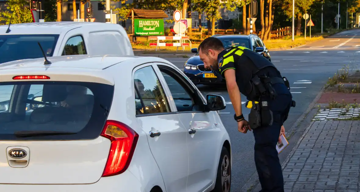 Ongeval met DHL-bus leidt tot botsing met meerdere voertuigen - Foto 9