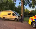 Camper botst tegen boom door bij