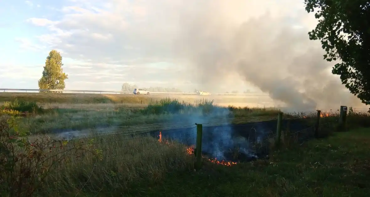 Bermbrand ontdekt vanaf snelweg - Foto 1