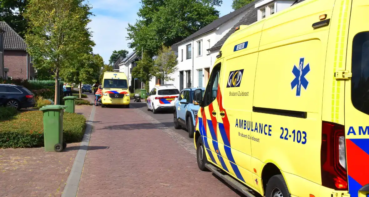Auto rijdt door na aanrijding met kinderwagen - Foto 1