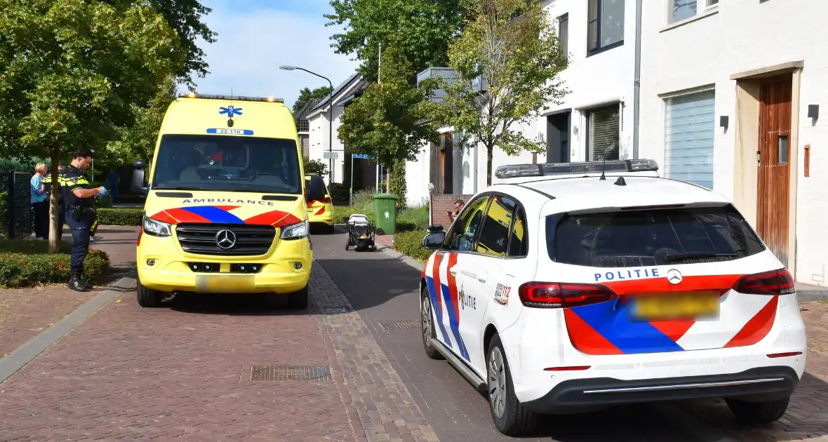 Auto rijdt door na aanrijding met kinderwagen - Foto 2