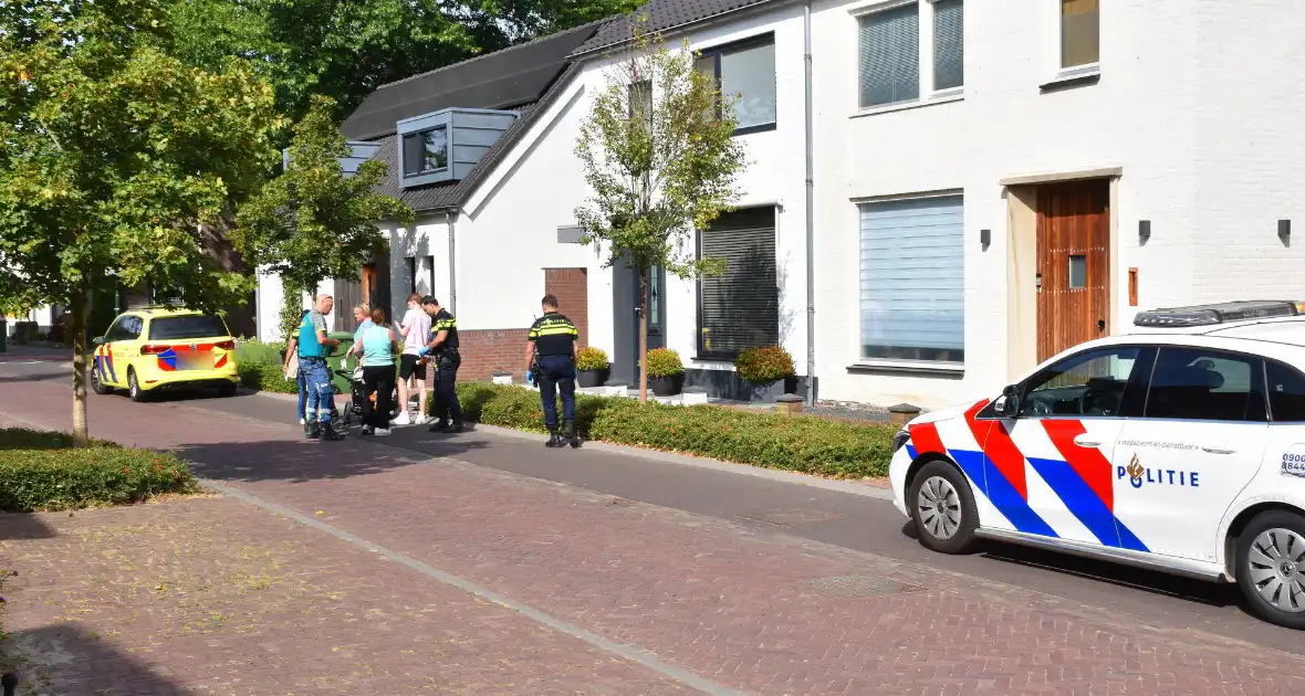 Auto rijdt door na aanrijding met kinderwagen - Foto 3