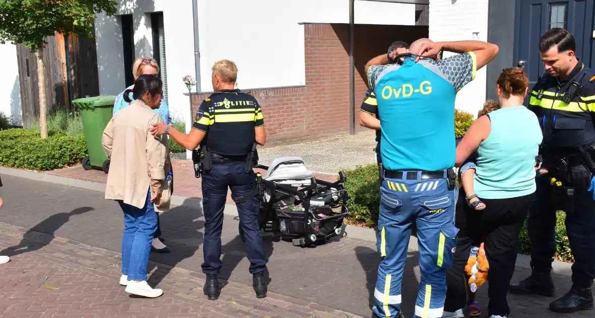 Auto rijdt door na aanrijding met kinderwagen - Foto 4
