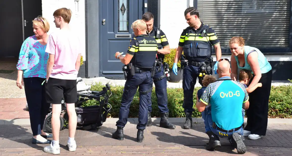 Auto rijdt door na aanrijding met kinderwagen - Foto 5