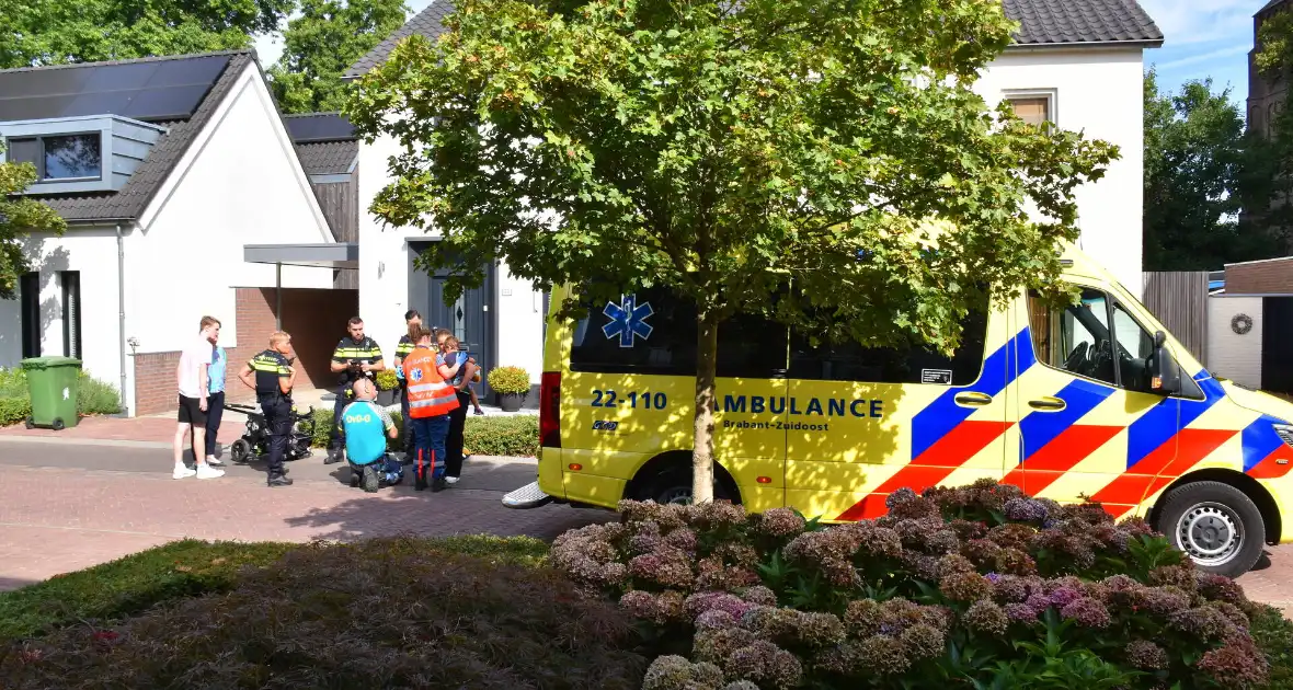 Auto rijdt door na aanrijding met kinderwagen - Foto 6