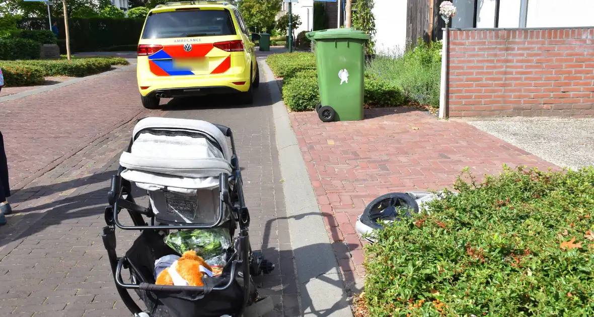 Auto rijdt door na aanrijding met kinderwagen - Foto 7
