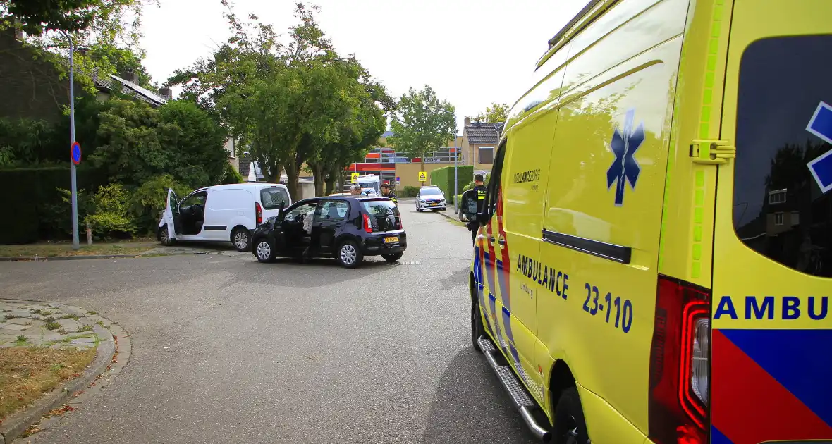 Zware schade bij aanrijding tussen voertuigen