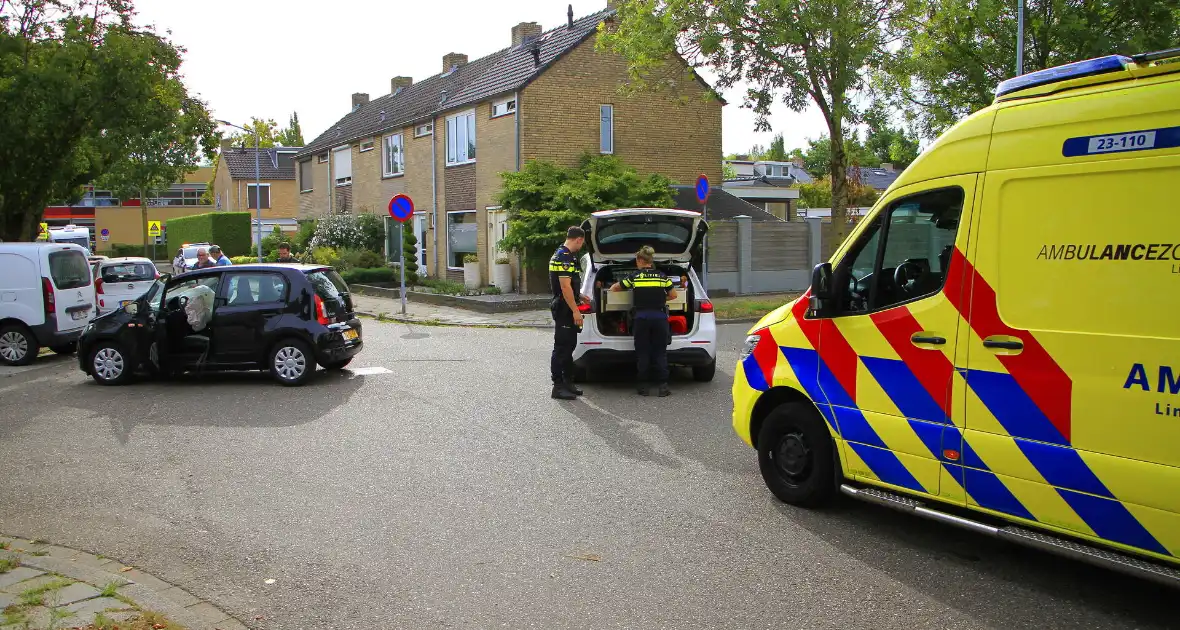 Zware schade bij aanrijding tussen voertuigen - Foto 1