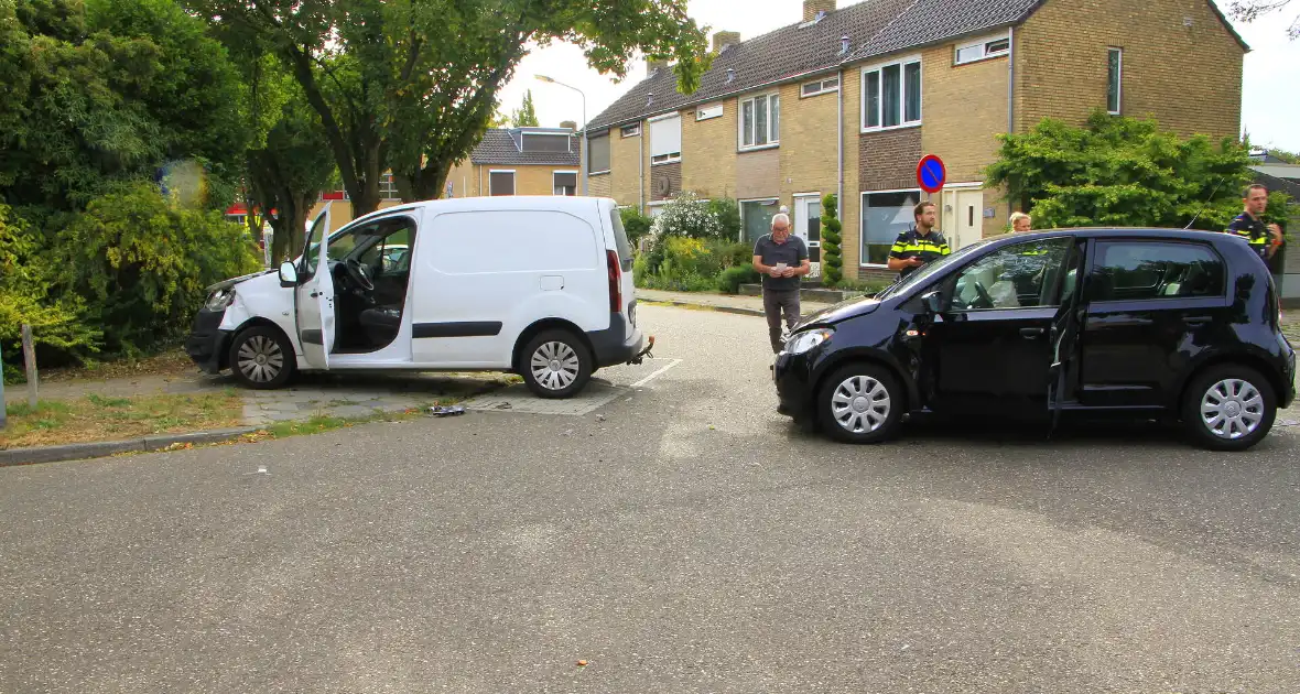 Zware schade bij aanrijding tussen voertuigen - Foto 3