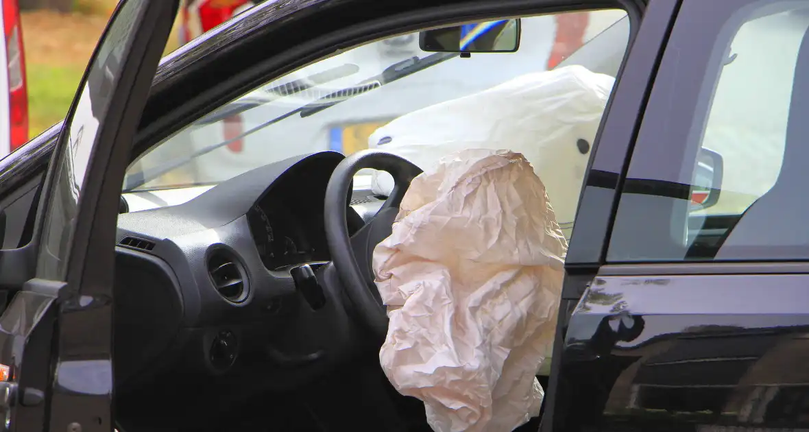 Zware schade bij aanrijding tussen voertuigen - Foto 4