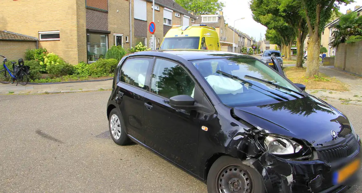 Zware schade bij aanrijding tussen voertuigen - Foto 5