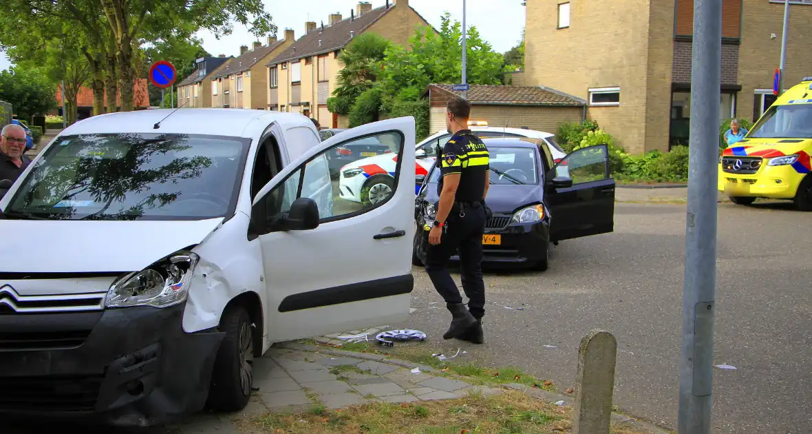 Zware schade bij aanrijding tussen voertuigen - Foto 7