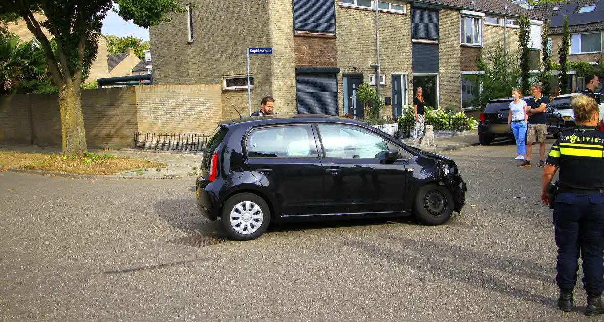 Zware schade bij aanrijding tussen voertuigen - Foto 8