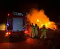 Forse stapel stro in brand langs snelweg