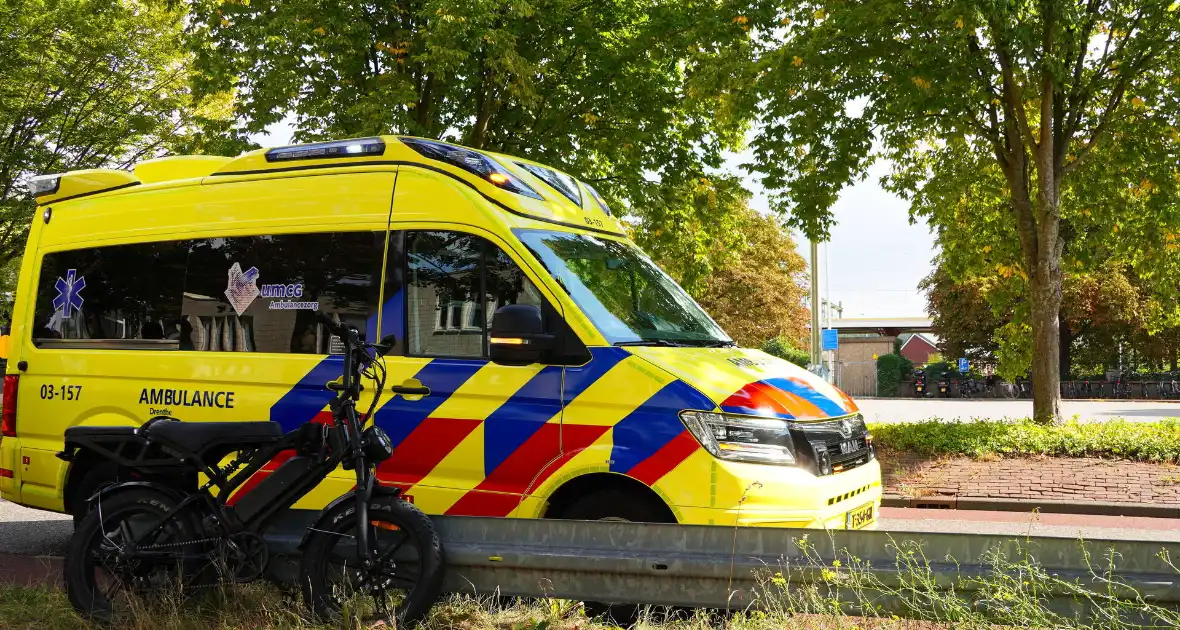 Fatbiker botst achterop lijnbus en raakt gewond