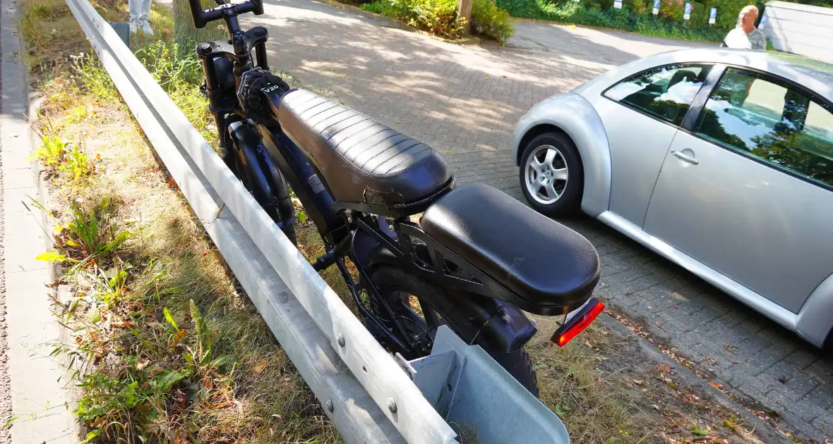 Fatbiker botst achterop lijnbus en raakt gewond - Foto 10