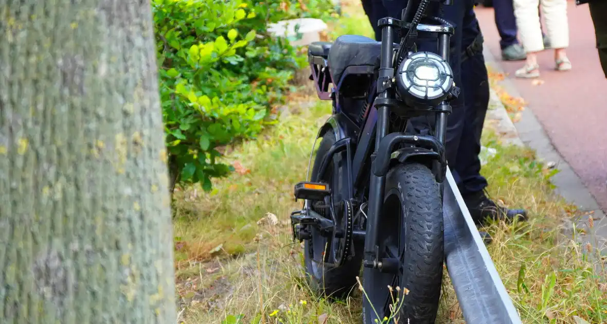Fatbiker botst achterop lijnbus en raakt gewond - Foto 4