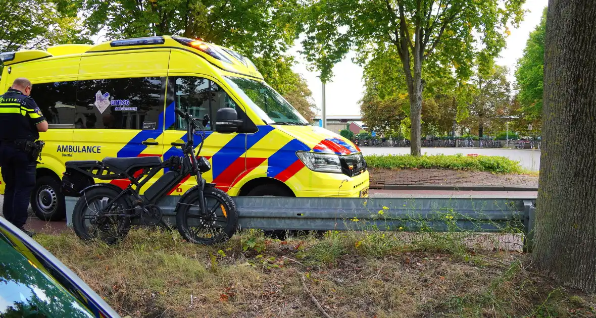 Fatbiker botst achterop lijnbus en raakt gewond - Foto 5