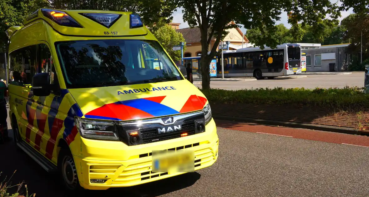 Fatbiker botst achterop lijnbus en raakt gewond - Foto 8