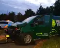 Bestelbus en auto botsen op kruispunt
