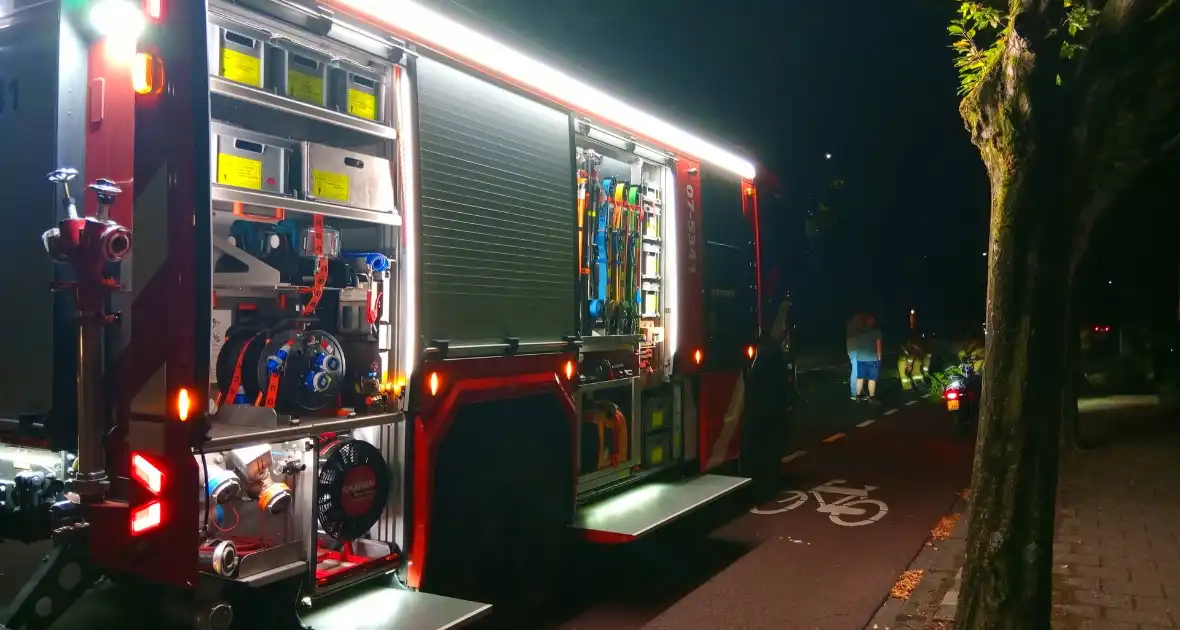 Brandweer verwijdert afgebroken boomtak - Foto 1
