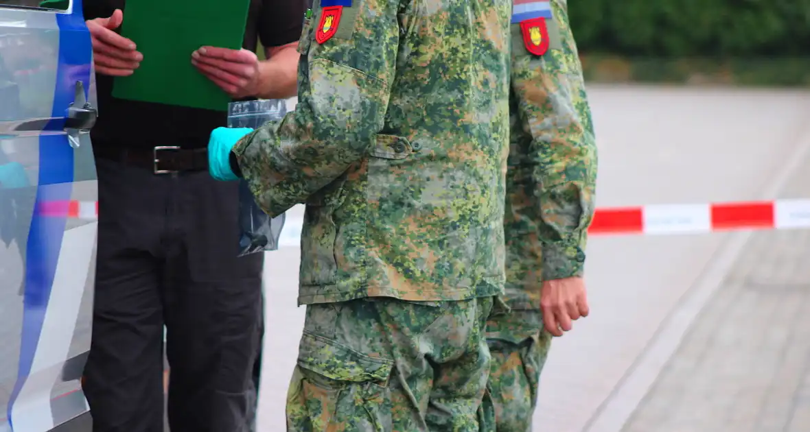 EOD onderzoekt explosief - Foto 1