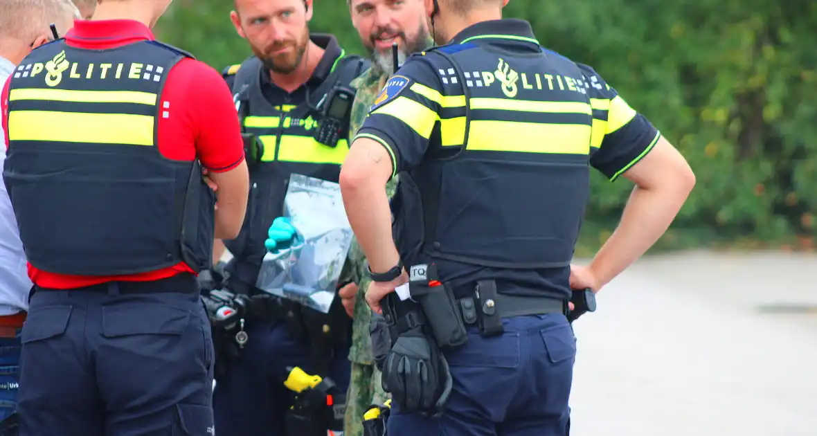 EOD onderzoekt explosief - Foto 2