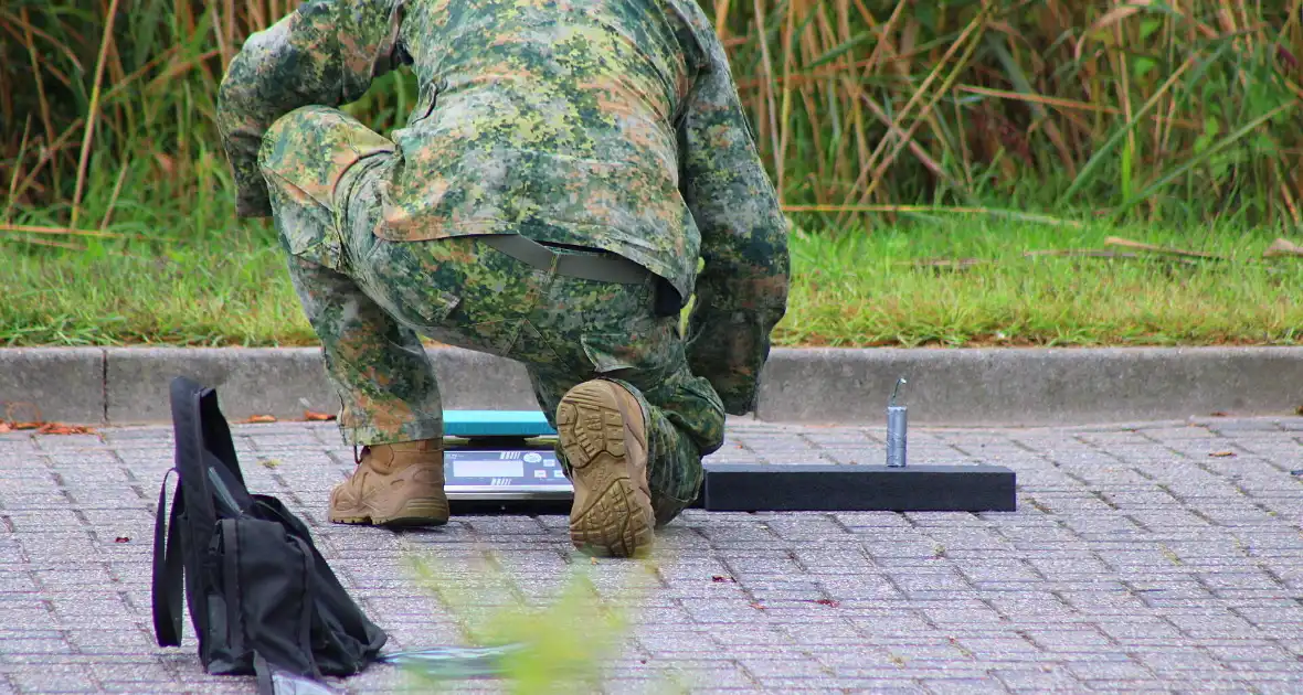 EOD onderzoekt explosief - Foto 4