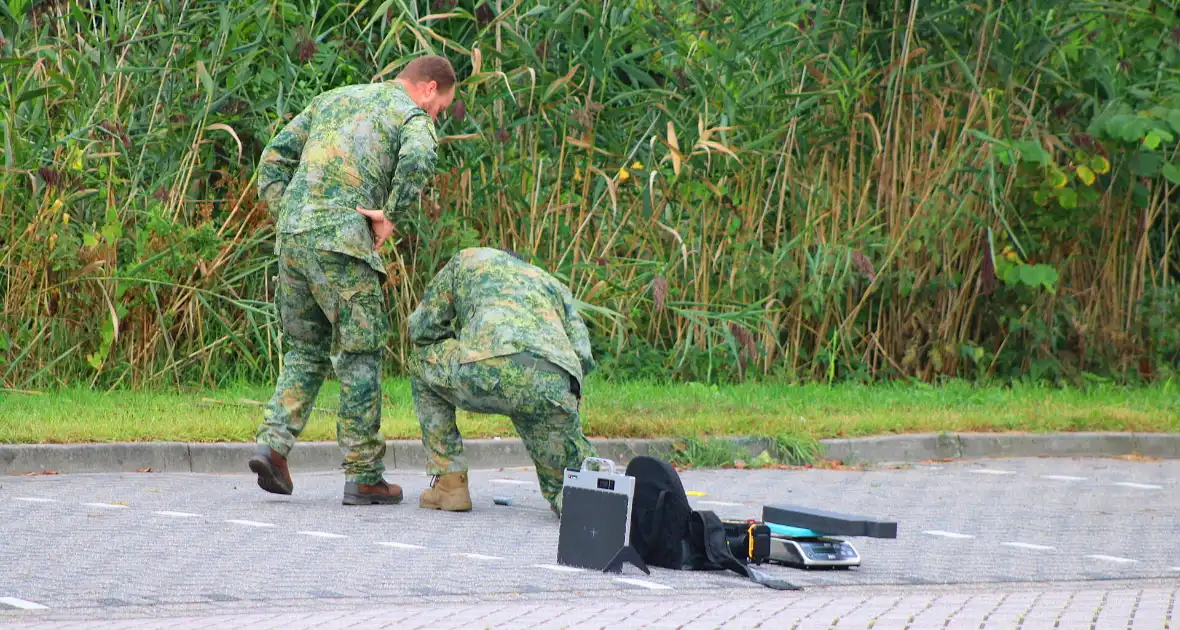 EOD onderzoekt explosief - Foto 5