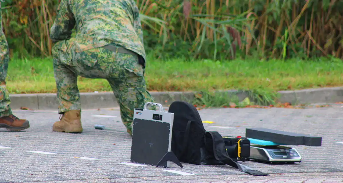 EOD onderzoekt explosief - Foto 6