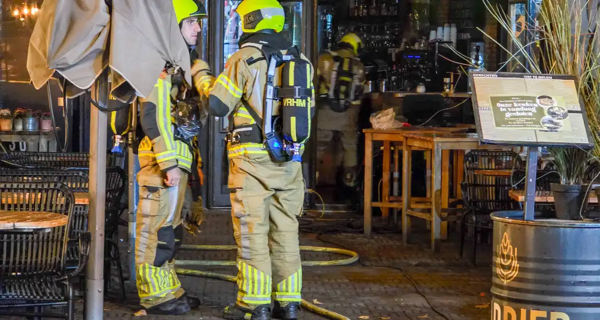 Brand in prullenbak in een cafe