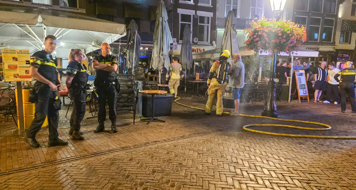Brand in prullenbak in een cafe - Foto 1