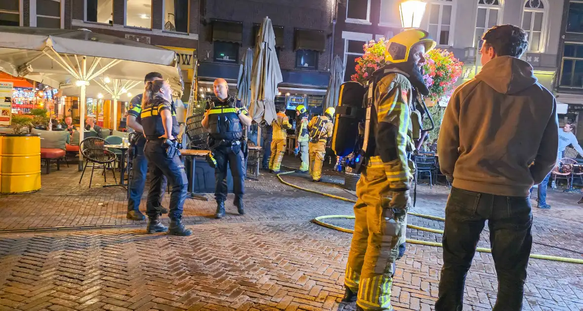 Brand in prullenbak in een cafe - Foto 2