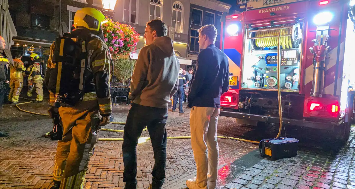 Brand in prullenbak in een cafe - Foto 3
