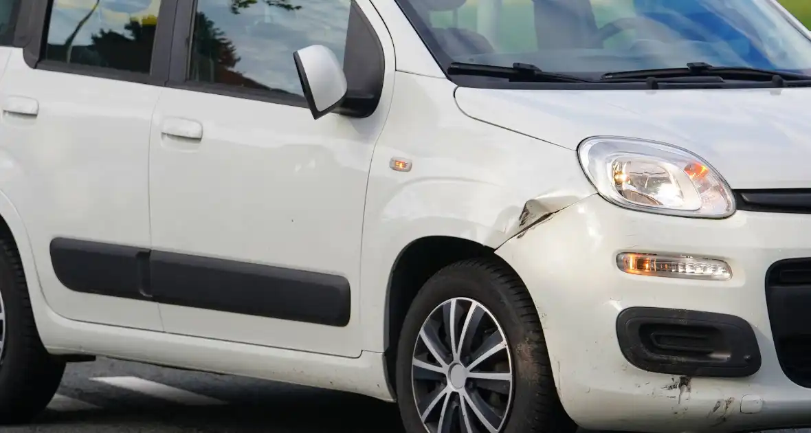 Twee personen naar het ziekenhuis na ongeval tussen scooter en auto - Foto 1