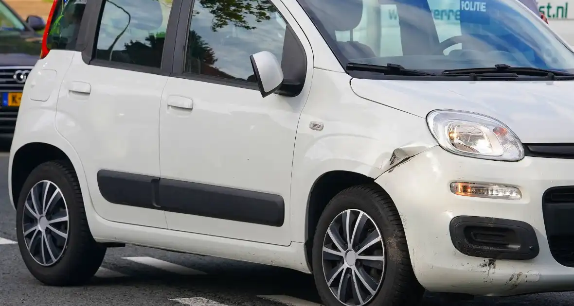 Twee personen naar het ziekenhuis na ongeval tussen scooter en auto - Foto 2