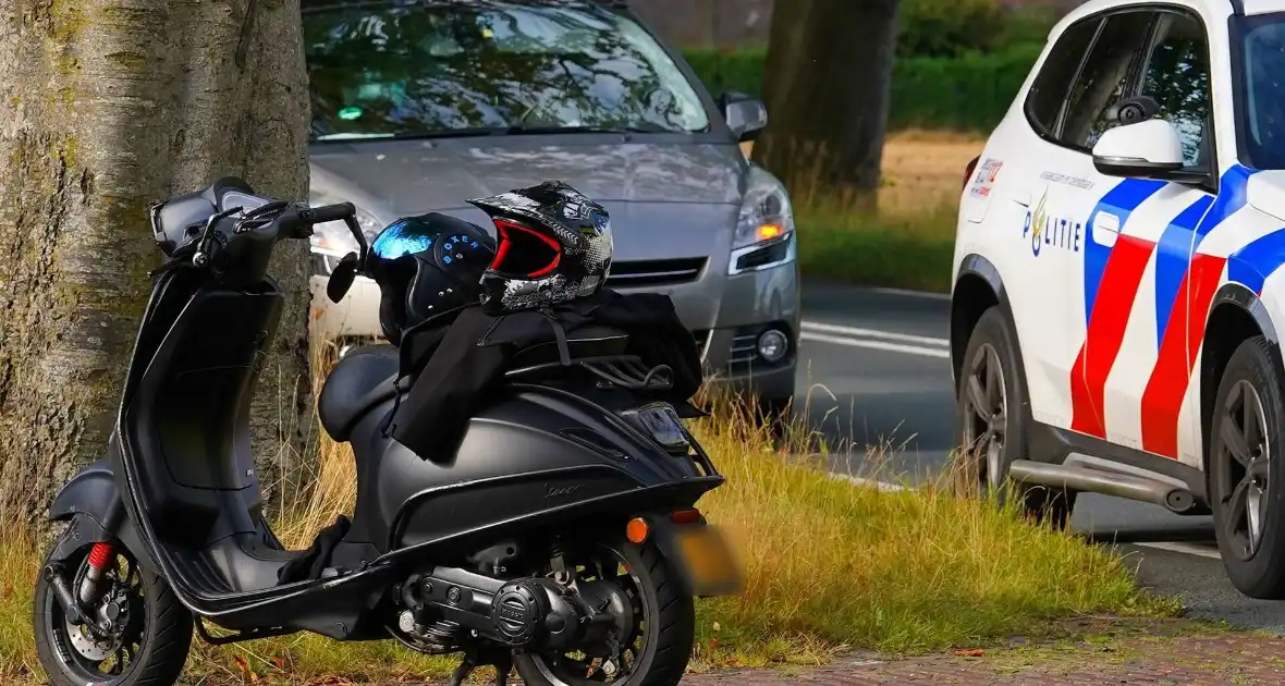 Twee personen naar het ziekenhuis na ongeval tussen scooter en auto - Foto 3