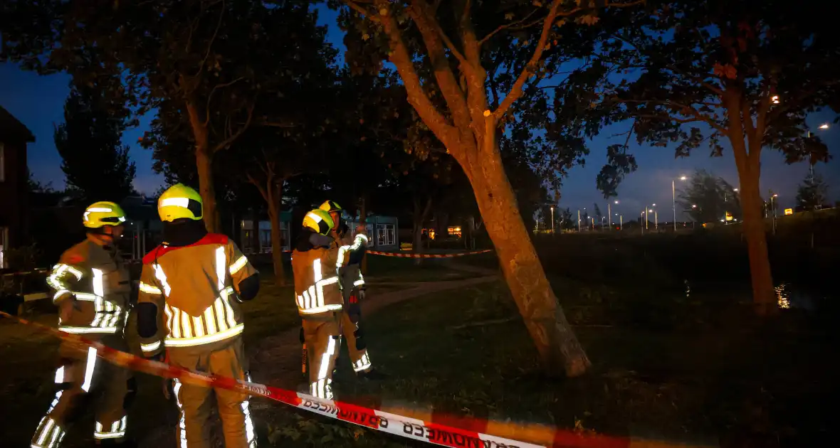 Brandweer zaagt takken van schuinstaande boom af - Foto 10