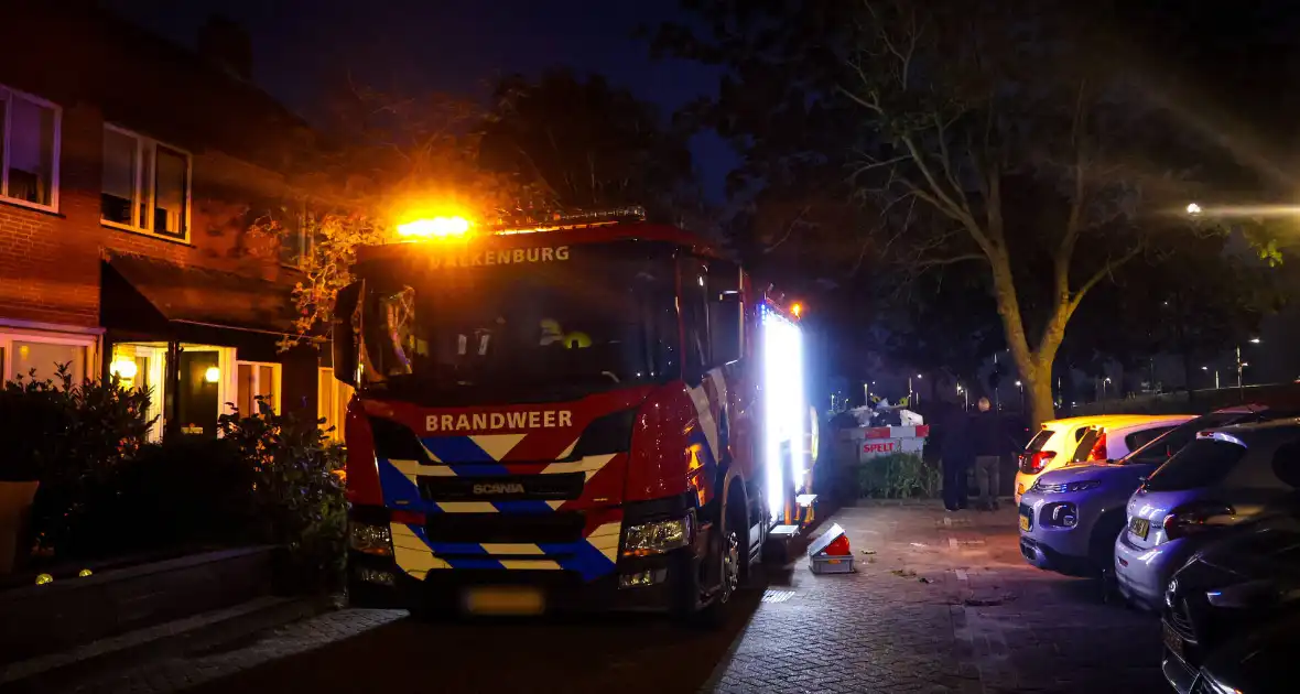 Brandweer zaagt takken van schuinstaande boom af - Foto 2
