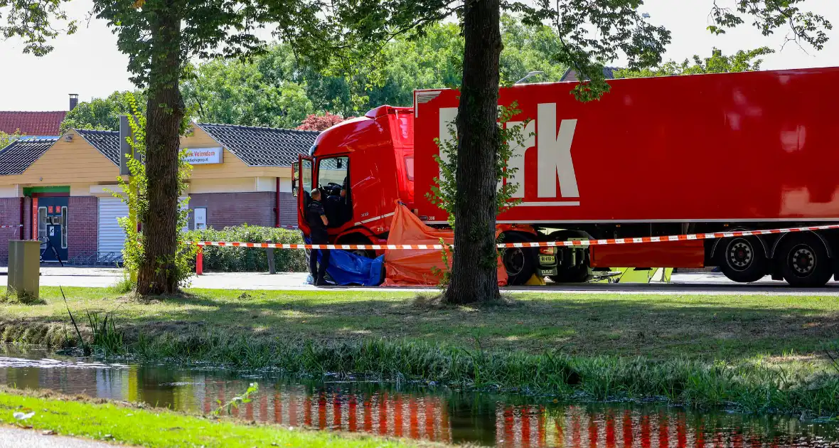 Dodelijk ongeval na aanrijding met vrachtwagen - Foto 1