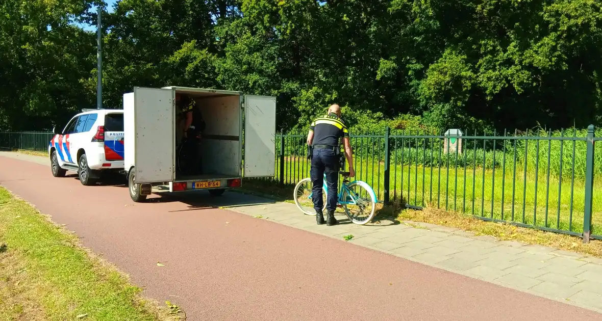 Politie brengt dochtertje veilig thuis na val met fiets