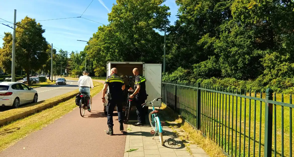 Politie brengt dochtertje veilig thuis na val met fiets - Foto 1
