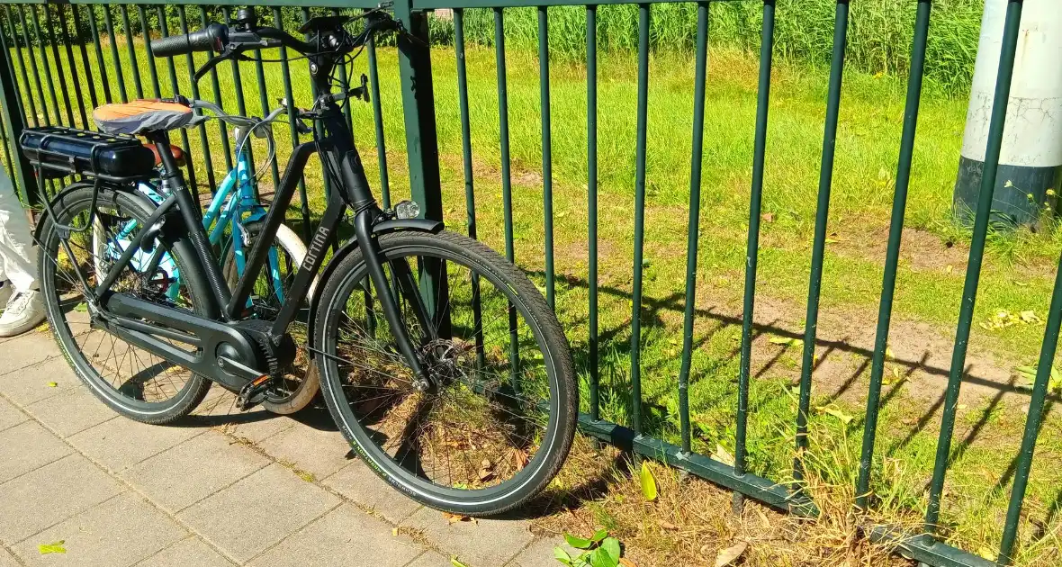 Politie brengt dochtertje veilig thuis na val met fiets - Foto 3