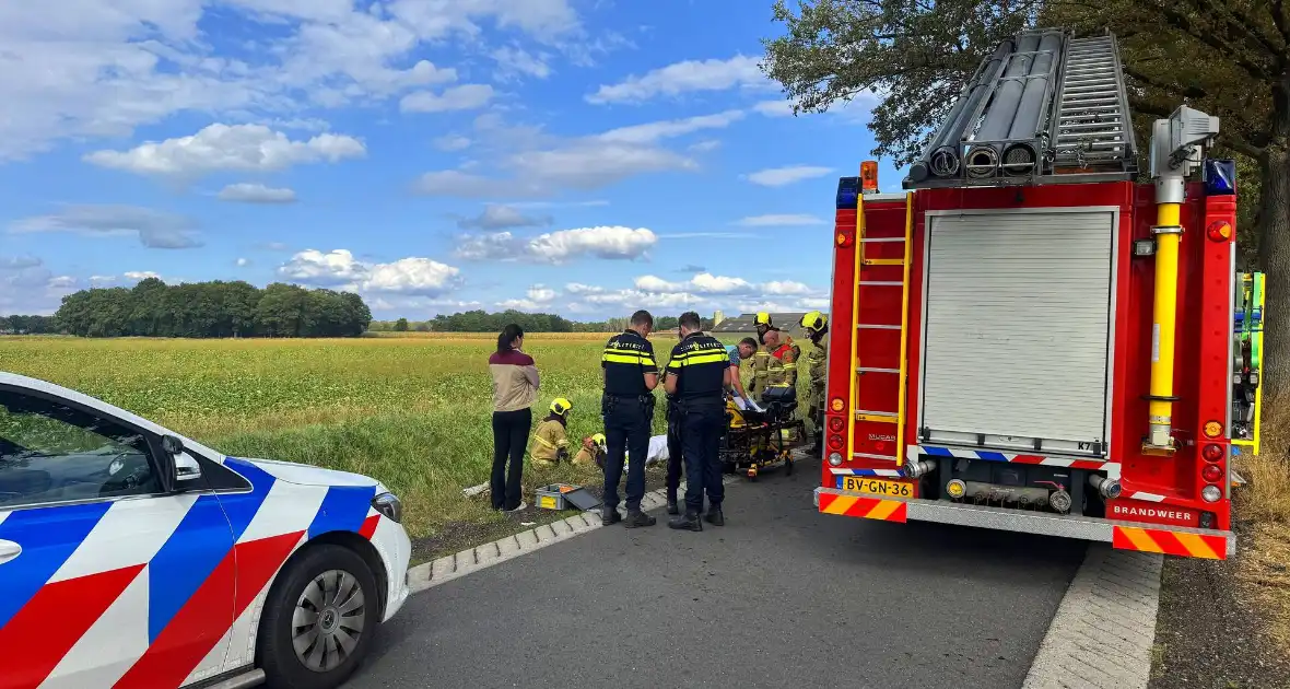Scootmobiel belandt in sloot, man naar ziekenhuis - Foto 1