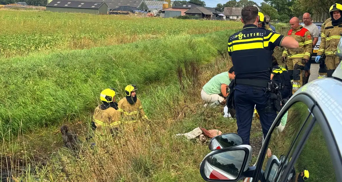 Scootmobiel belandt in sloot, man naar ziekenhuis - Foto 5